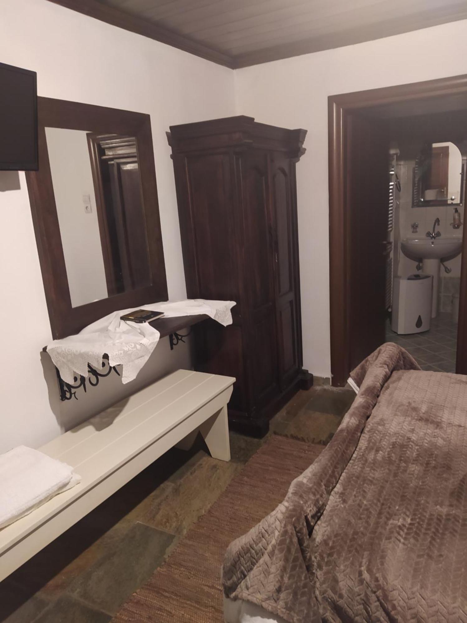 Guesthouse Petrino Pezoúla Buitenkant foto